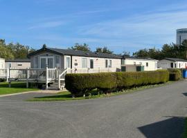 3 Bed Caravan - Sleeps 8 - Pets - Parking, hotel v destinaci Skegness