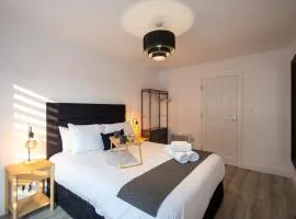 Stylist 2-Bedroom Flat - Watford Central