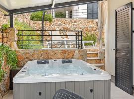 Crepsa Paradise with Jacuzzi - Couple Getaway, golfový hotel v destinaci Cres