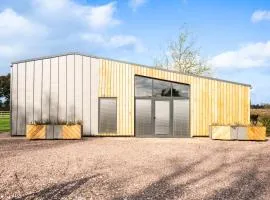 PRIVATE LUXURY BARN IN ITS OWN 0.75ACRES