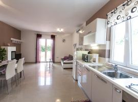 The Golden Island apartments, מלון בקרק