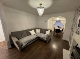 Contemporary 3-Bedroom Home Near Liverpool City Centre, hotel v destinaci West Derby