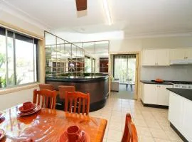 3BR House with Swimming Pool in Sydney