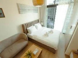 Chic Studio with Balcony, Netflix and Chill Pet-free