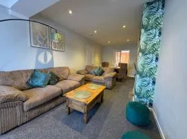 Stratton House, Sleeps 13, 6 bedrooms, Parking, Long Stay Disc