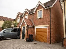 Doulton House - 2 Bedroom Sleeps 5 Wifi Parking