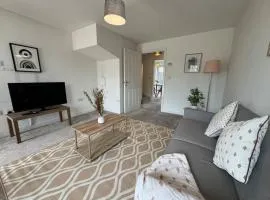 Bolehyde House, Sleeps 6, 3 Bedrooms, North Swindon location, Parking