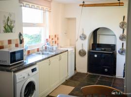 Stone Hall Mill Cottage - Tranquil Countryside Haven in Pembrokeshire, Hotel in Saint Lawrence