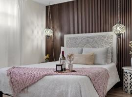 Luxury Zen Den with heated pool just off Siesta Key，位于萨拉索塔的酒店