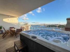 Jacuzzi Terrace Getaway with Valletta Views, hotel v destinaci Sliema