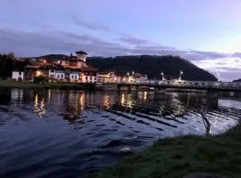Penthouse views estuary and mountains in Unquera