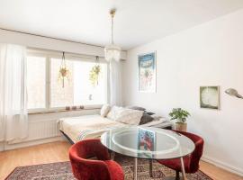 Central and Hip w King Bed, 50m tram and bus, Netflix, hôtel près de la plage à Helsinki