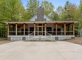 Cedar Creek Cottage, across the street from Lake Michigan