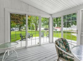 Lakeview Cottage - stunning views of Silver Lake., hotel in Mears