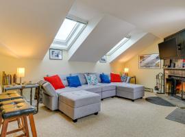 Walk to Mount Snow Resort Unit with Pool and Hot Tubs, hotel in Dover