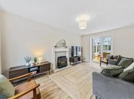 Leicester 4BR, Sleeps 9, Fast WiFi & Smart TV, M1 & M69, Garden, Long Stays & Contactors Welcome - One Astley by Base Ten Stays