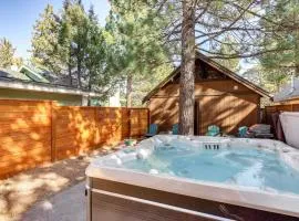 7 Mi to Snow Summit Cozy Cabin with Hot Tub and Yard!