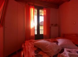 ΑΡΜΟΝΙΑ MountHome sunrise grey، فندق في أراخوفا