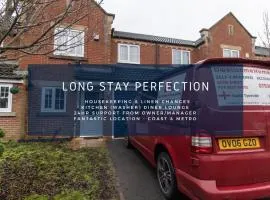 Dwellcome Home Ltd 3 Double Bedroom House, Private Estate, Driveway Parking, Fast WIFI, Ideal for Long Term Contractor, etc Stays, 3 miles 7 mins drive to Nissan, 15 mins to Sunderland Newcastle, Regular Housekeeping Options - See Our Site for Assurance