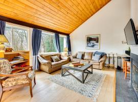 Pet-Friendly Loon Mountain Condo with Deck and Grill!, ξενοδοχείο σε Λίνκολν