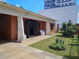 Casa a duas quadras do mar próxima ao centro