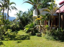 Chalet créole à Salazie : gîte familial tout équipé - FR-1-786-31, Hotel in Salazie