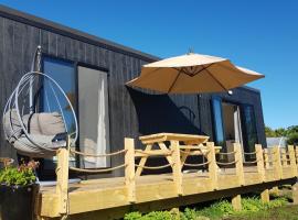 BRAND NEW Perfect tiny home in Mangawhai, domek nebo chatka v destinaci Hakaru