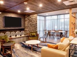 Fairfield Inn & Suites by Marriott Richmond Airport、サンドストンのホテル