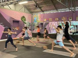 Ground Zero Martial Arts and Yoga, hotel di Phumĭ Réach Born