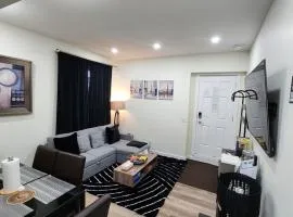 Charming Oasis Tranquil Suite 8 min Airport, AC