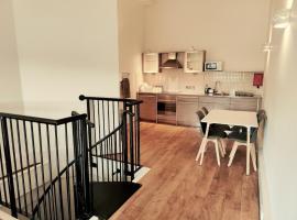 PENTHOUSE APARTMENT - FREE GARAGED Parking - BALCONY - GYM, hotel v destinaci Dewsbury