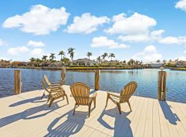 Direct boating access home with pool spa and billiards, hotel in Marco Island