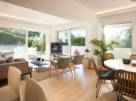 Vouliagmeni Bay Stylish house with private garden