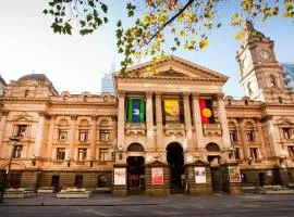 Melbourne CBD Town Hall View Apartment
