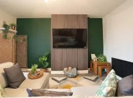 Large 3 Bed Home, Wisewood, FREE Parking, Great for Groups - Hosted by Stay Host Save