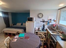 À la campagne, studio 25m2-pour 2 personnes, calme, wifi, jardin, parking, ξενοδοχείο σε Yèvres