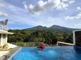 Teras Luhur Villa dengan Infinity Pool