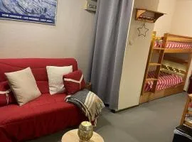 Chaleureux studio montagnard avec balcon 2402