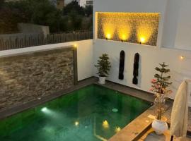 VILLA "MYKONOS" pour vos moments de détente en famille piscine privative, 3 chambre climatisées, salon climatise télé machine a laver cuisine, jardin arbore gardien parking 100 m de la plage