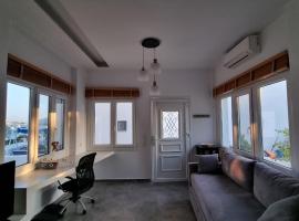 Barewake's Place 1 Spacious Cycladic and Seaside View South Paros, hotel de playa en Aliki