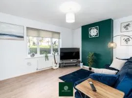 3 Bed House with King Size bed near Uni and QMC