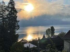Villa avec vue lac panoramique proche de la plage, casa de alquiler en un lago en Conjux