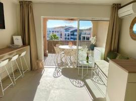 Proche St Tropez refait à neuf bord de plage et piscine