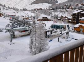 Duplex 6 personne au pied des pistes、アロスのホテル