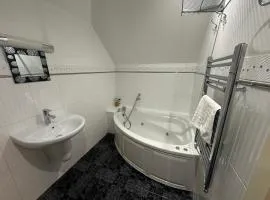 Contractor's Suite - Free Private Parking and 2 Bath