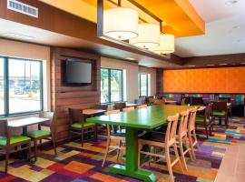 Fairfield Inn & Suites Victoria، فندق في فيكتوريا