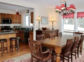 Topridge Townhome 3BR, 4BA with Hot Tub, Ski On Ski Off, Mountain Views and Sports Center