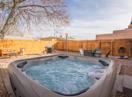 Grandma's Old Town Adobe House! Private Hot Tub-Close to Old Town-Pet Friendly-No Pet Fee!, hotel i Albuquerque