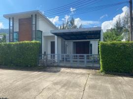Phuket Mali house, khách sạn ở Ban Sam Kong