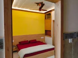 Shri Rajadhiraj Ashray- 2 min walk to Mathura Junction Railway Station